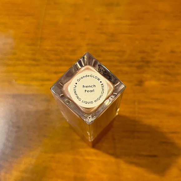 Grande Glow Plumping Liquid Highlighter - Picture 2 of 2